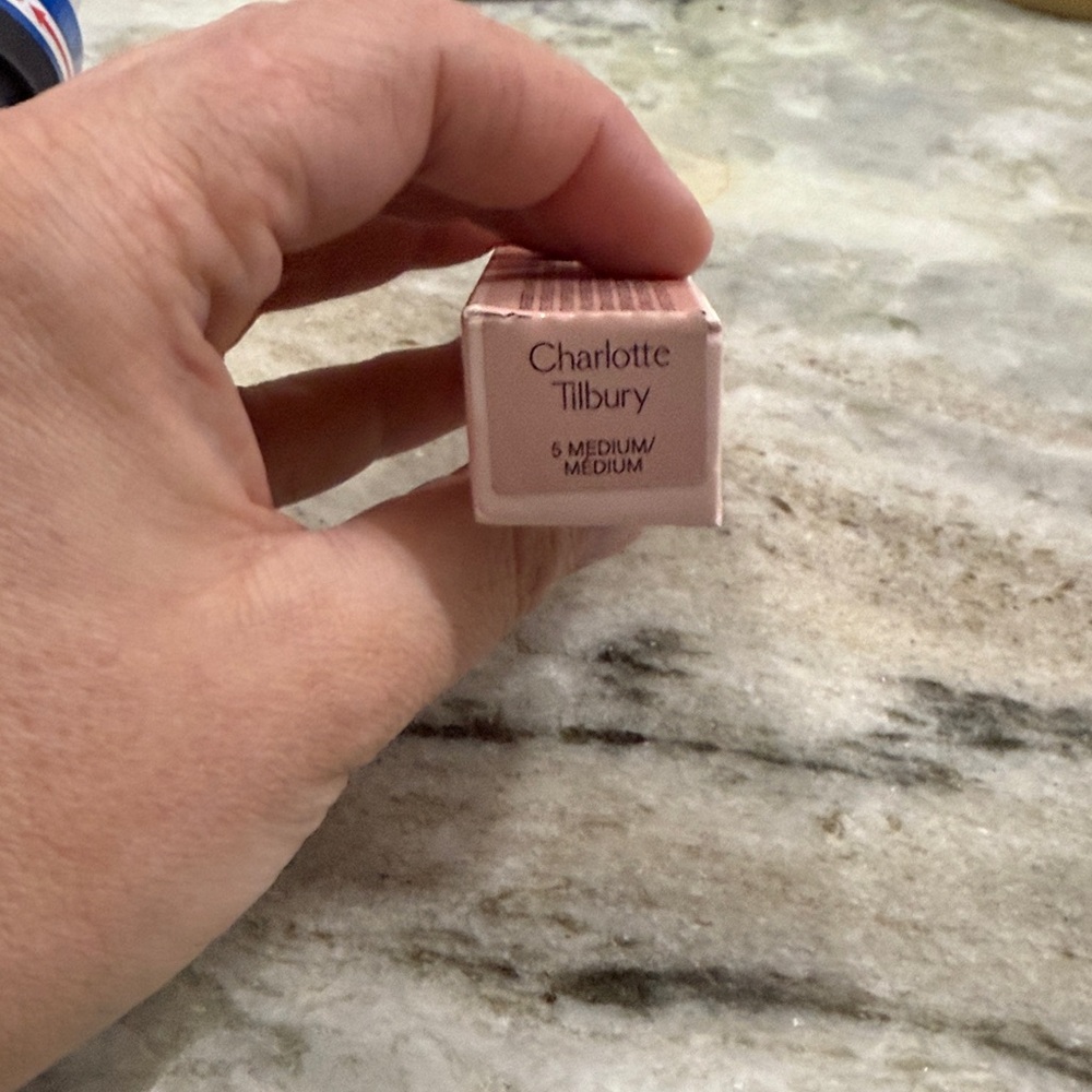 Charlotte Tilbury Airbrush Flawless Blur Concealer - Picture 2 of 2
